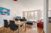 This bright 1-bedroom apartment is ideally located in the sought-after &ldquo;La Chasse&rdquo; area of Etterbeek, within walking distance of the VUB and ULB campuses, and on the border with Woluwe-Saint-Pierre (Chant d&rsquo;Oiseau) and Auderghem.

The apartment feat