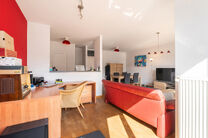 This bright 1-bedroom apartment is ideally located in the sought-after &ldquo;La Chasse&rdquo; area of Etterbeek, within walking distance of the VUB and ULB campuses, and on the border with Woluwe-Saint-Pierre (Chant d&rsquo;Oiseau) and Auderghem.

The apartment feat