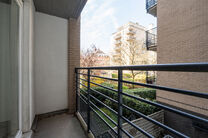 This bright 1-bedroom apartment is ideally located in the sought-after &ldquo;La Chasse&rdquo; area of Etterbeek, within walking distance of the VUB and ULB campuses, and on the border with Woluwe-Saint-Pierre (Chant d&rsquo;Oiseau) and Auderghem.

The apartment feat