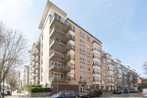 This bright 1-bedroom apartment is ideally located in the sought-after &ldquo;La Chasse&rdquo; area of Etterbeek, within walking distance of the VUB and ULB campuses, and on the border with Woluwe-Saint-Pierre (Chant d&rsquo;Oiseau) and Auderghem.

The apartment feat