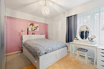 This move-in-ready three-bedroom apartment is centrally located on the village square of Strombeek-Bever, with numerous amenities in the immediate vicinity and within walking distance. Brussels is very quickly and easily accessible. It features a beautifu