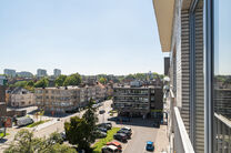 This fully move-in-ready apartment on the 5th floor features 2 bedrooms and enjoys a spectacular view over the center of Strombeek.
Thanks to its excellent EPC label C, this apartment combines comfort with energy-efficient living.

The layout of the apart