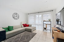 This move-in ready apartment with 2 bedrooms and 1 bathroom is located in a quiet residential area, with a strategic location close to public transport and within short distance of Elisabeth Park.

Upon entering the apartment, you step into a bright livin