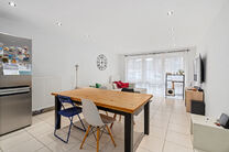 This move-in ready apartment with 2 bedrooms and 1 bathroom is located in a quiet residential area, with a strategic location close to public transport and within short distance of Elisabeth Park.

Upon entering the apartment, you step into a bright livin