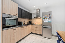 This move-in ready apartment with 2 bedrooms and 1 bathroom is located in a quiet residential area, with a strategic location close to public transport and within short distance of Elisabeth Park.

Upon entering the apartment, you step into a bright livin