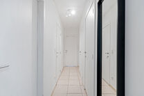 This move-in ready apartment with 2 bedrooms and 1 bathroom is located in a quiet residential area, with a strategic location close to public transport and within short distance of Elisabeth Park.

Upon entering the apartment, you step into a bright livin