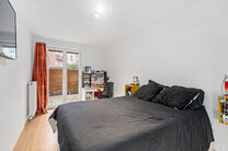 This move-in ready apartment with 2 bedrooms and 1 bathroom is located in a quiet residential area, with a strategic location close to public transport and within short distance of Elisabeth Park.

Upon entering the apartment, you step into a bright livin