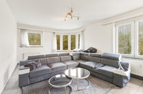 Move-in ready and bright corner apartment with 1 bedroom, beautiful views over Dielegem Forest, an east-facing terrace and a cellar.
Located in a small-scale co-ownership with elevator, within walking distance of shops, public transport and the train stat