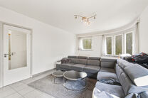 Move-in ready and bright corner apartment with 1 bedroom, beautiful views over Dielegem Forest, an east-facing terrace and a cellar.
Located in a small-scale co-ownership with elevator, within walking distance of shops, public transport and the train stat