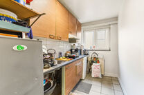 Move-in ready and bright corner apartment with 1 bedroom, beautiful views over Dielegem Forest, an east-facing terrace and a cellar.
Located in a small-scale co-ownership with elevator, within walking distance of shops, public transport and the train stat