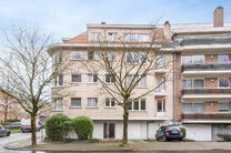 Move-in ready and bright corner apartment with 1 bedroom, beautiful views over Dielegem Forest, an east-facing terrace and a cellar.
Located in a small-scale co-ownership with elevator, within walking distance of shops, public transport and the train stat