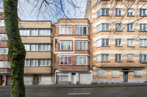 This apartment is ideally located on the 2nd floor of a small-scale building, just a stone&rsquo;s throw from the Basilica of Koekelberg and Elisabeth Park.
From a technical perspective, the apartment is in good condition: it features an individual gas boiler