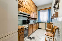 This ground-floor apartment offers 3 bedrooms, a conservatory, a private cellar and a private parking space.

LAYOUT
The central entrance hall provides access to all rooms of the apartment.
The well-maintained parquet flooring extends throughout the entir