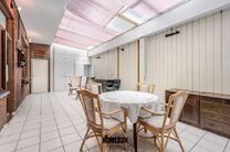 This ground-floor apartment offers 3 bedrooms, a conservatory, a private cellar and a private parking space.

LAYOUT
The central entrance hall provides access to all rooms of the apartment.
The well-maintained parquet flooring extends throughout the entir