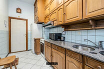 This ground-floor apartment offers 3 bedrooms, a conservatory, a private cellar and a private parking space.

LAYOUT
The central entrance hall provides access to all rooms of the apartment.
The well-maintained parquet flooring extends throughout the entir