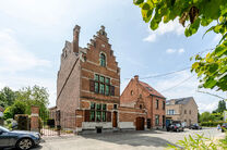 This characterful townhouse in Flemish neo-traditional style, with its stately stepped gable and authentic features, is set on a generous plot of 860 m² in the rural village of Beigem (Grimbergen).

On the ground floor, the entrance hall leads to the liv