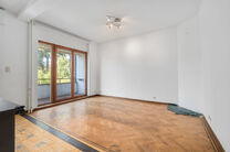 Two-family property consisting of one apartment and one duplex apartment, with garage, garden and terraces.
The building comprises a total of 8 bedrooms and 3 bathrooms.

LAYOUT:
The first floor features a one-bedroom apartment with a 9 m&sup2; terrace. The d