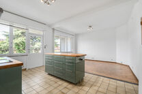Two-family property consisting of one apartment and one duplex apartment, with garage, garden and terraces.
The building comprises a total of 8 bedrooms and 3 bathrooms.

LAYOUT:
The first floor features a one-bedroom apartment with a 9 m&sup2; terrace. The d