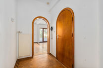 Two-family property consisting of one apartment and one duplex apartment, with garage, garden and terraces.
The building comprises a total of 8 bedrooms and 3 bathrooms.

LAYOUT:
The first floor features a one-bedroom apartment with a 9 m&sup2; terrace. The d