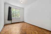 Two-family property consisting of one apartment and one duplex apartment, with garage, garden and terraces.
The building comprises a total of 8 bedrooms and 3 bathrooms.

LAYOUT:
The first floor features a one-bedroom apartment with a 9 m&sup2; terrace. The d