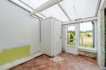 This well-located house near the centre of Grimbergen combines an excellent location with a rural feel.
It offers three bedrooms, a spacious attic of 37m² with potential for two additional rooms, and a large 345m² garden.

LAYOUT:
On the ground floor, t