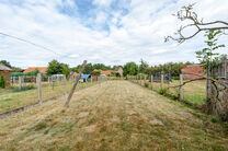 This well-located house near the centre of Grimbergen combines an excellent location with a rural feel.
It offers three bedrooms, a spacious attic of 37m² with potential for two additional rooms, and a large 345m² garden.

LAYOUT:
On the ground floor, t