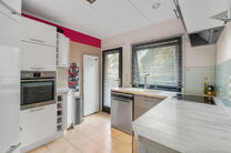 This family home with 4 bedrooms and 2 bathrooms is located in a quiet residential neighbourhood with little traffic.
The property features a spacious southwest-facing garden with beautiful green countryside views.
Thanks to its convenient location, the p