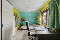 This family home with 4 bedrooms and 2 bathrooms is located in a quiet residential neighbourhood with little traffic.
The property features a spacious southwest-facing garden with beautiful green countryside views.
Thanks to its convenient location, the p