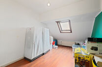 This move-in-ready and energy-efficient family home with 4 to 5 bedrooms is located in the rural village of Humbeek, part of Grimbergen, on a beautiful 711 m&sup2; plot. The property includes an integrated garage and a versatile ground-floor space, currently 