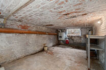 This move-in-ready and energy-efficient family home with 4 to 5 bedrooms is located in the rural village of Humbeek, part of Grimbergen, on a beautiful 711 m&sup2; plot. The property includes an integrated garage and a versatile ground-floor space, currently 