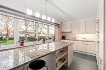 This move-in ready house, featuring 2 spacious bedrooms and a garden, is located in a quiet residential neighborhood.

On the ground floor, there is a spacious garage with an electric gate as well as a laundry room with connections for a washing machine a