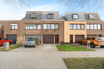 This move-in ready house, featuring 2 spacious bedrooms and a garden, is located in a quiet residential neighborhood.

On the ground floor, there is a spacious garage with an electric gate as well as a laundry room with connections for a washing machine a