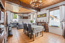 This charming two-bedroom corner house combines a practical layout with a pleasant and comfortable living environment. Thanks to its corner position, the property enjoys excellent natural light and easy accessibility. It also benefits from a cellar and a 