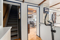 This charming two-bedroom corner house combines a practical layout with a pleasant and comfortable living environment. Thanks to its corner position, the property enjoys excellent natural light and easy accessibility. It also benefits from a cellar and a 