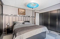 This charming two-bedroom corner house combines a practical layout with a pleasant and comfortable living environment. Thanks to its corner position, the property enjoys excellent natural light and easy accessibility. It also benefits from a cellar and a 
