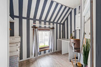 This charming two-bedroom corner house combines a practical layout with a pleasant and comfortable living environment. Thanks to its corner position, the property enjoys excellent natural light and easy accessibility. It also benefits from a cellar and a 