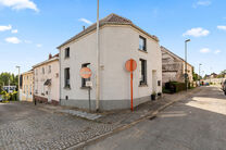 This charming two-bedroom corner house combines a practical layout with a pleasant and comfortable living environment. Thanks to its corner position, the property enjoys excellent natural light and easy accessibility. It also benefits from a cellar and a 