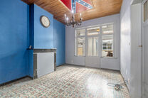 This corner house with 3 bedrooms and a garage is centrally located, within walking distance of the centre of Machelen.

LAYOUT:
On the ground floor, you will find the former butcher's shop. The property also features a spacious dining room or office at t
