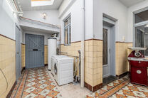 This corner house with 3 bedrooms and a garage is centrally located, within walking distance of the centre of Machelen.

LAYOUT:
On the ground floor, you will find the former butcher's shop. The property also features a spacious dining room or office at t