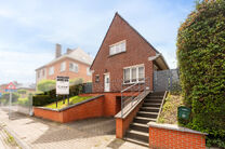 This detached family home with 2 bedrooms, a converted attic, a spacious basement and a garage is situated on a 526 m&sup2; plot and benefits from a beautiful south-east facing garden.

Ideally located near Klein-Bijgaarden, the property enjoys excellent acce