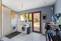 This spacious villa featuring no fewer than 5 bedrooms and 3 bathrooms is located in a residential neighbourhood, on a plot of 15a85ca.

Upon entering the property, you are welcomed into the entrance hall with a separate guest toilet. In 2002, the house w