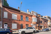 This house with three spacious bedrooms and a garden is excellently located near the centre of Vilvoorde, with plenty of amenities nearby.

LAYOUT:
On the ground floor, we enter the house through an entrance hall with a staircase leading to the first floo