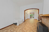 This house with three spacious bedrooms and a garden is excellently located near the centre of Vilvoorde, with plenty of amenities nearby.

LAYOUT:
On the ground floor, we enter the house through an entrance hall with a staircase leading to the first floo