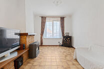 This house with three spacious bedrooms and a garden is excellently located near the centre of Vilvoorde, with plenty of amenities nearby.

LAYOUT:
On the ground floor, we enter the house through an entrance hall with a staircase leading to the first floo