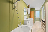 This house with three spacious bedrooms and a garden is excellently located near the centre of Vilvoorde, with plenty of amenities nearby.

LAYOUT:
On the ground floor, we enter the house through an entrance hall with a staircase leading to the first floo