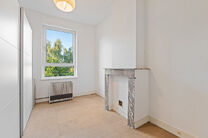 This house with three spacious bedrooms and a garden is excellently located near the centre of Vilvoorde, with plenty of amenities nearby.

LAYOUT:
On the ground floor, we enter the house through an entrance hall with a staircase leading to the first floo