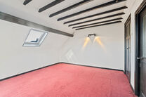 This house with three spacious bedrooms and a garden is excellently located near the centre of Vilvoorde, with plenty of amenities nearby.

LAYOUT:
On the ground floor, we enter the house through an entrance hall with a staircase leading to the first floo