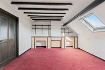 This house with three spacious bedrooms and a garden is excellently located near the centre of Vilvoorde, with plenty of amenities nearby.

LAYOUT:
On the ground floor, we enter the house through an entrance hall with a staircase leading to the first floo