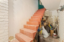 This house with three spacious bedrooms and a garden is excellently located near the centre of Vilvoorde, with plenty of amenities nearby.

LAYOUT:
On the ground floor, we enter the house through an entrance hall with a staircase leading to the first floo