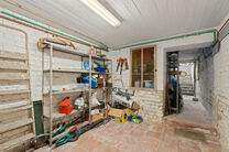 This house with three spacious bedrooms and a garden is excellently located near the centre of Vilvoorde, with plenty of amenities nearby.

LAYOUT:
On the ground floor, we enter the house through an entrance hall with a staircase leading to the first floo